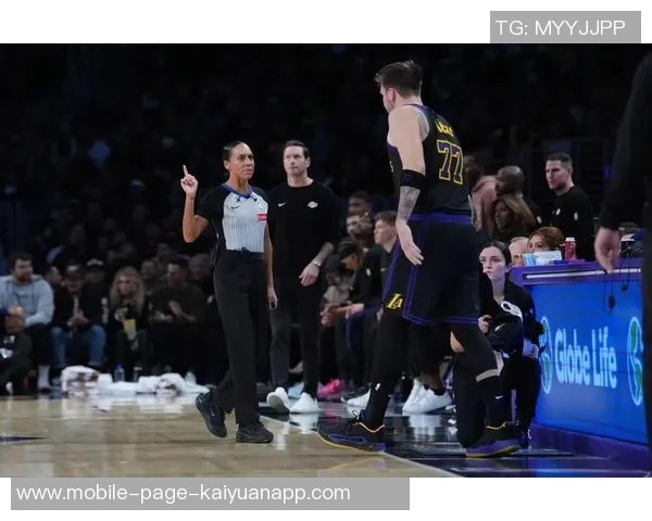 布克赞詹姆斯复出后无缝融入展现比赛魅力逐步找回状态令人期待