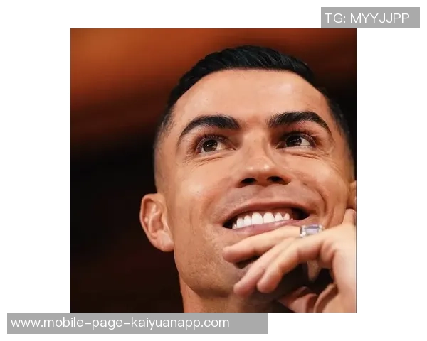 C罗荣获环足奖颁奖典礼上佩戴70万美元限量百达翡丽手表引发热议