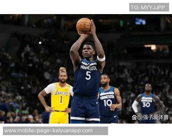 爱德华兹首节状态火热5投4中三分命中率高达60斩获14分